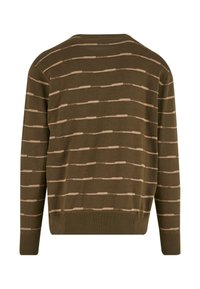 Strickpullover in olivgrün mit horizontalen beigen Streifen. Mit gerippten Bündchen und Saum ausgestattet. Glatte Textur mit einem lässigen Schnitt.