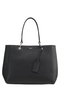 Svart tote-väska gjord av texturerat syntetiskt material, med silverfärgade detaljer, två handtag och en DKNY-logotags fäst.