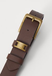Ceinture en cuir marron avec une boucle dorée proéminente et un accent doré rectangulaire. Texture lisse avec des coutures visibles et des trous.