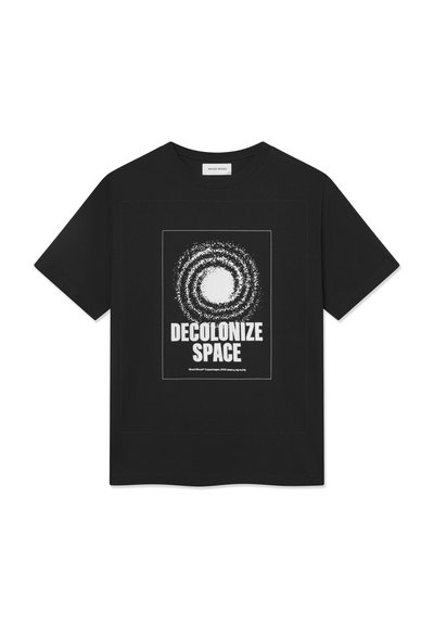 Tricou negru cu un grafic al unei galaxii în spirală și textul "DECOLONIZE SPACE" scris cu litere albe îngroșate pe față. Mâneci scurte, guler rotund.