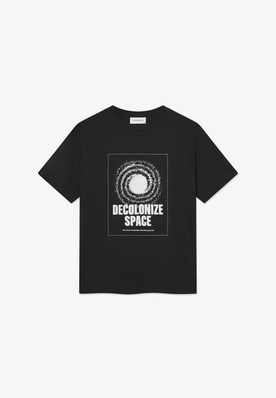 Juoda marškinėliai su spiraline galaktika ir užrašu "DECOLONIZE SPACE" ryškiu baltu šriftu priekyje. Trumpomis rankovėmis, apvaliu kaklu.