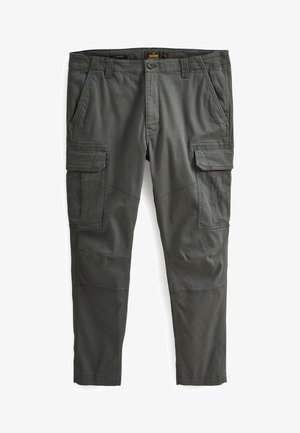 Pantaloni cargo verde scuro, slim fit; presentano più tasche laterali, dettagli cuciti e una texture di tessuto liscia e resistente.