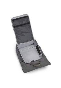 Bolsa de deporte de nailon gris con parte superior abierta, que cuenta con un interior amplio, bolsillos de malla y correas laterales dobles para llevar.