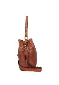 Borsa a tracolla in pelle marrone con chiusura a coulisse, tracolla regolabile e dettagli con borchie lungo la tracolla. Texture liscia e forma casual.