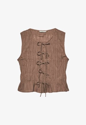 Brun ärmlös topp med texturerad tyg, med en snörning framtill och rynkad detalj längs fållen.