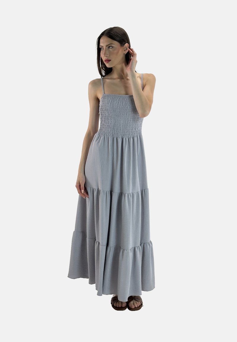 Abito maxi grigio chiaro con corpetto arricciato, spalline sottili e orlo a balze a strati. Realizzato in tessuto morbido con una caduta casual.