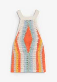 Vestido sin mangas de ganchillo con patrón de diamantes en colores naranja, azul, amarillo y crema sobre fondo blanco.