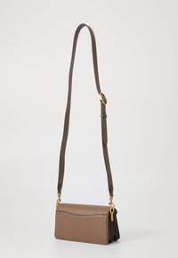 Braune Leder-Crossbody-Tasche in rechteckiger flacher Form, mit dezenter Naht, einem dünnen verstellbaren Riemen und Akzenten aus goldfarbenem Metall.