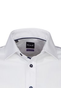 Camicia bianca con collo classico e vestibilità regolare. Presenta bottoni blu scuro e un rifinitura blu all'interno del colletto. Tessuto dalla texture liscia.