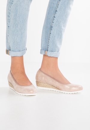 Buty na koturnie w miękkim różowym metalicznym materiale, z zaokrąglonym noskiem, elastycznym wykończeniem i plecionym detalem espadrille na białej gumowej podeszwie.