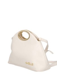 Borsa a mano in pelle bianca con forma strutturata, manico circolare in oro e dettaglio con logo dorato sul fronte. Inclusa una tracolla regolabile.