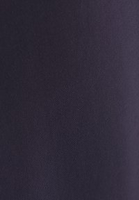 Tessuto navy con una superficie liscia e leggermente texturizzata. Il materiale appare resistente con una trama densa, senza mostrare motivi o accenti notevoli.