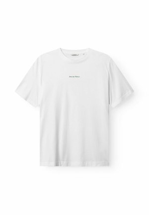 Fehér, rövid ujjú, kerek nyakú póló, melynek közepén, a mellkasnál egy kis zöld felirat olvasható: „Baie des Palmes”, fehér háttér előtt.