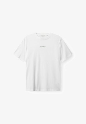 Fehér, rövid ujjú, kerek nyakú póló, melynek közepén, a mellkasnál egy kis zöld felirat olvasható: „Baie des Palmes”, fehér háttér előtt.