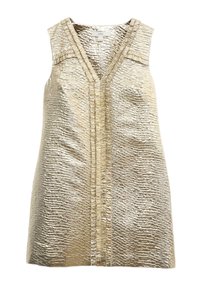 Vestido dorado sin mangas con una superficie texturada y arrugada, escote en V y sutiles volantes a lo largo de las costuras de los hombros.
