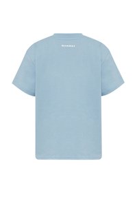 Lyseblå T-shirt med korte ærmer og "MAMMUT" trykt i hvidt midt på øvre del af ryggen, vist bagfra.