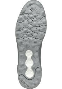 Szara gumowa podeszwa buta z teksturowaną powierzchnią o zróżnicowanych wzorach i perforacjach zapewniających oddychalność, oznaczona logo "GEOX".