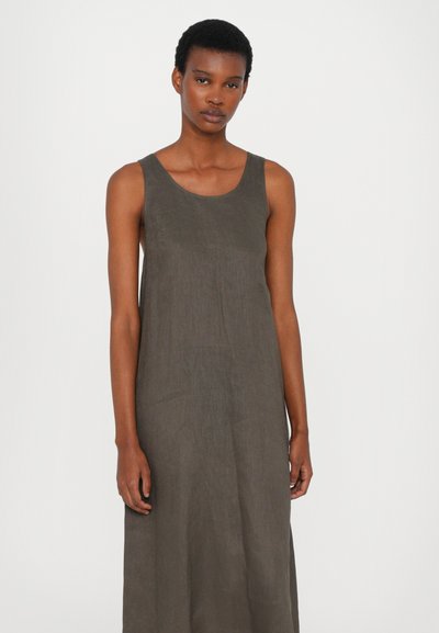Ermeløs, lang olivengrønn kjole laget av lett stoff med en glatt tekstur og rund utringning, som faller til midt på leggen.