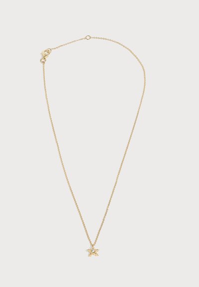 Collier en chaîne en or avec un petit pendentif en forme d'étoile présentant une pierre précieuse claire au centre, fermé par un fermoir mousqueton.