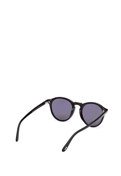 Ochelari de soare negri cu lentile rotunde, având o nuanță violet închis. Rame din plastic elegante, cu accente subtile pe balamale.