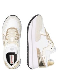 Vita sneakers med gyllene detaljer, texturerad mocka och glitterelement, tjock vit sula och svart gummisula. Snören och vadderad krage ingår.