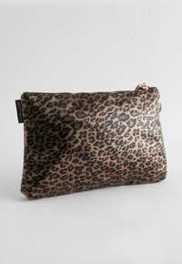 Kozmetická taška s leopardím vzorom z syntetického materiálu; obsahuje zlatý zips, plochý obdĺžnikový tvar a textúrovaný povrch.