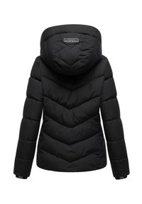 Chaqueta acolchada negra con capucha, que presenta patrones acolchados verticales y en forma de flecha. El material es suave con un acabado mate. Etiqueta del logo en el cuello.