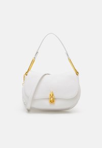 Valkoinen nahkainen olkalaukku, jossa kaareva muoto, kullanväriset metalliosat ja yksittäinen yläkahva. Pinta on teksturoitu, ja siinä on irrotettava olkahihna.