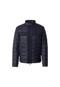 Chaqueta acolchada azul marino con cuello alto, diseño acolchado horizontal, cierre de cremallera en la parte delantera y bolsillos laterales. Presenta un logo "GUESS" en el pecho.
