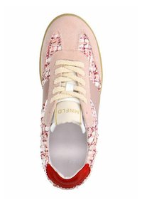 Sneaker di suede rosa con motivo tessile intrecciato rosso e bianco. Presenta lacci beige, dettagli color tan e una fodera interna rossa.