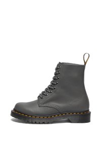 Bota de cuero gris con cordones, punta redonda, costuras amarillas, superficie texturizada, asa en la parte trasera y suela de goma negra gruesa.