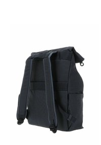 Sac à dos gris foncé en tissu texturé avec des bretelles doubles, une fermeture roulée en haut et des poches extérieures pour le rangement.