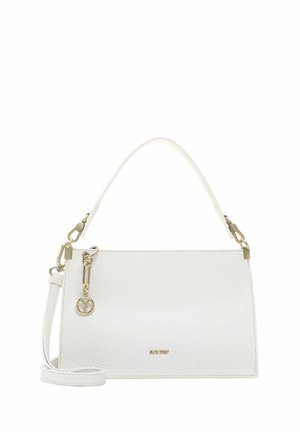 Sac à main en cuir blanc avec poignée supérieure, bandoulière amovible, quincaillerie dorée et un petit charme rond près de la fixation de la poignée.