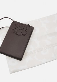Marimekko IMPRINT PHONE POCKET UNIKKO - Telefonveske - dark brown