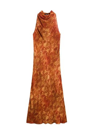 Robe sans manches en tissu rouge-orange chaud, avec un décolleté drapé, une texture à motifs et un ourlet évasé. Design global décontracté.