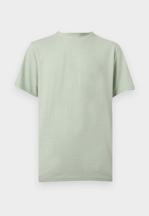 Camiseta de manga corta y cuello redondo de color verde claro, extendida sobre un fondo blanco, mostrando el frente y los detalles de costura.