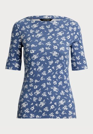 Blauw shirt met korte mouwen en een witte bloemenprint, met een bootnek, zacht katoen en een getailleerde pasvorm.