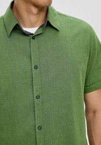 s.Oliver MIT CHAMBRAY DETAILS - Overhemd - bambusgrün