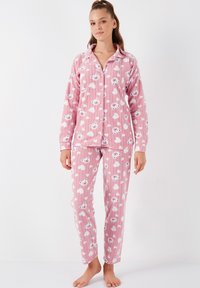 Set de pijamale roz, format dintr-o bluză cu nasturi și pantaloni asortați, realizat dintr-un material moale cu textură structurat, împodobit cu modele de urși și inimi.