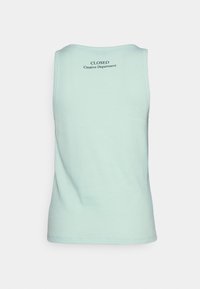 Débardeur sans manches vert menthe en coton doux, avec un col arrondi et un texte noir au dos indiquant « CLOSED Creative Department ».