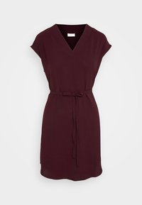 Robe maroon à manches courtes avec un col en V, taille cintrée et ceinture assortie. Fabriquée en tissu texturé, avec une coupe ample et longueur genou.