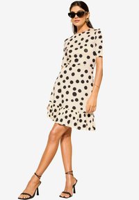 Unausgewählt, beige