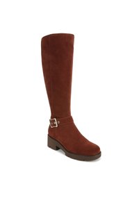 Bruine suède kniehoog laars met een afgeronde neus, stevige blokhak en een banddetail met een zilveren gesp. Matte textuur en slank ontwerp.