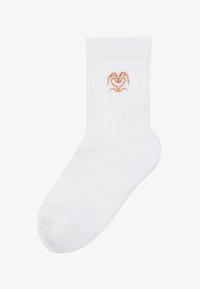 Calcetín de algodón blanco hasta el tobillo con textura acanalada y un diseño bordado en naranja en la parte frontal. Cuenta con la punta y el puño reforzados.