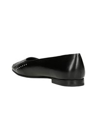Scarpa piatta in pelle nera con punta arrotondata, caratterizzata da borchie argentate sulla parte superiore, tacco basso e superficie liscia. Design semplice e elegante.