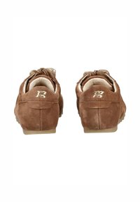 Bruine suède schoenen met afgeronde achterkant, zachte binnenvoering en decoratieve strikjes aan de bovenkant. Voorzien van subtiele merkopdruk op de hiel.