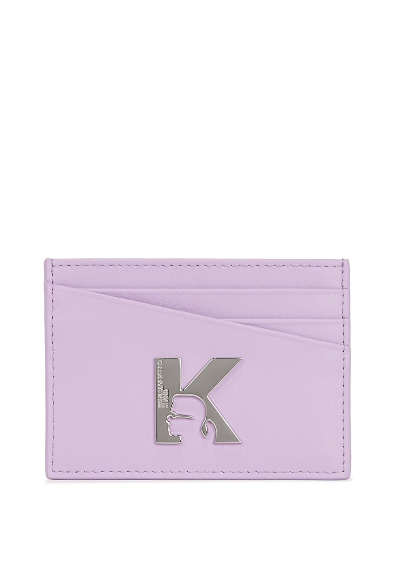 Cardholder din piele mov, cu mai multe sloturi pentru carduri, însoțit de un accent cu logo argintiu. Textură netedă cu margini cusute.