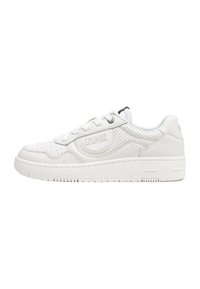 Sneaker bianco in pelle con design perforato, logo rotondo laterale, lacci piatti e suola in gomma testurizzata con scanalature orizzontali.
