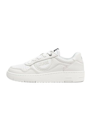 Sneaker bianco in pelle con design perforato, logo rotondo laterale, lacci piatti e suola in gomma testurizzata con scanalature orizzontali.