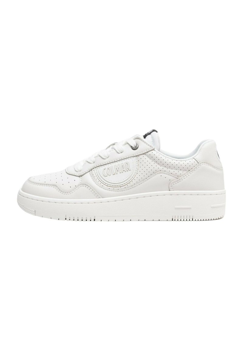 Sneaker bianco in pelle con design perforato, logo rotondo laterale, lacci piatti e suola in gomma testurizzata con scanalature orizzontali.